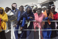 NEWS - Italien: Ankunft von Flüchtlingen in Salerno