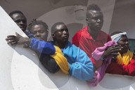 NEWS - Italien: Ankunft von Flüchtlingen in Salerno