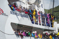 NEWS - Italien: Ankunft von Flüchtlingen in Salerno