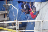 NEWS - Italien: Ankunft von Flüchtlingen in Salerno