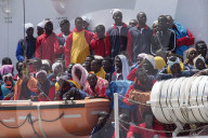NEWS - Italien: Ankunft von Flüchtlingen in Salerno