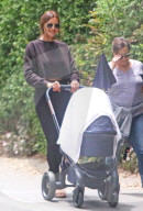 EXKLUSIV - Irina Shayk spaziert mit Baby Lea durch die Gegend