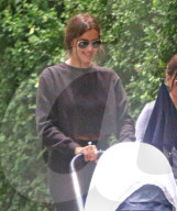 EXKLUSIV - Irina Shayk spaziert mit Baby Lea durch die Gegend