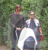 EXKLUSIV - Irina Shayk spaziert mit Baby Lea durch die Gegend