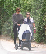 EXKLUSIV - Irina Shayk spaziert mit Baby Lea durch die Gegend