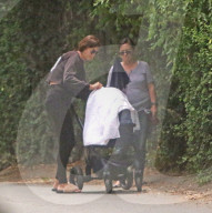 EXKLUSIV - Irina Shayk spaziert mit Baby Lea durch die Gegend