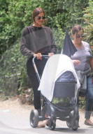 EXKLUSIV - Irina Shayk spaziert mit Baby Lea durch die Gegend