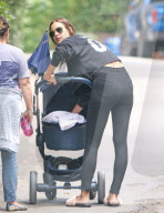 EXKLUSIV - Irina Shayk spaziert mit Baby Lea durch die Gegend