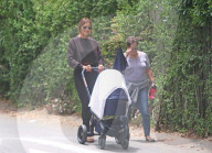EXKLUSIV - Irina Shayk spaziert mit Baby Lea durch die Gegend