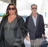 PEOPLE - Pierce Brosnan auf Reisen  mit Gattin Keely Shaye