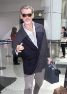 PEOPLE - Pierce Brosnan auf Reisen  mit Gattin Keely Shaye