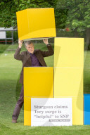 NEWS - Neuwahlen Grossbritannien: Willie Rennie kandidiert farbenfroh