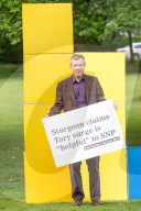 NEWS - Neuwahlen Grossbritannien: Willie Rennie kandidiert farbenfroh