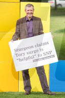 NEWS - Neuwahlen Grossbritannien: Willie Rennie kandidiert farbenfroh