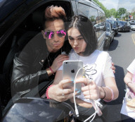 PEOPLE - Ariana Grandes Bruder Frankie knuddelt mit Fans seiner Schwester