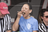 FEATURE - Austern-Essen um die Wette in New Orleans