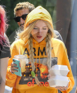 PEOPLE - Bella Thorne hängt in superkurzen Shorts mit Freunden rum