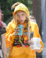 PEOPLE - Bella Thorne hängt in superkurzen Shorts mit Freunden rum