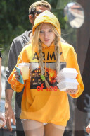 PEOPLE - Bella Thorne hängt in superkurzen Shorts mit Freunden rum