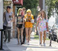 PEOPLE - Bella Thorne hängt in superkurzen Shorts mit Freunden rum