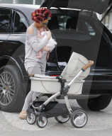 PEOPLE - Amy Childs mit Baby Polly und Lockenwicklern auf dem Kopf unterwegs in Essex