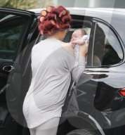 PEOPLE - Amy Childs mit Baby Polly und Lockenwicklern auf dem Kopf unterwegs in Essex