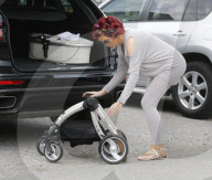 PEOPLE - Amy Childs mit Baby Polly und Lockenwicklern auf dem Kopf unterwegs in Essex
