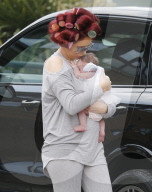 PEOPLE - Amy Childs mit Baby Polly und Lockenwicklern auf dem Kopf unterwegs in Essex