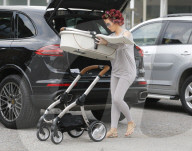 PEOPLE - Amy Childs mit Baby Polly und Lockenwicklern auf dem Kopf unterwegs in Essex