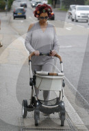 PEOPLE - Amy Childs mit Baby Polly und Lockenwicklern auf dem Kopf unterwegs in Essex