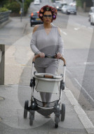 PEOPLE - Amy Childs mit Baby Polly und Lockenwicklern auf dem Kopf unterwegs in Essex