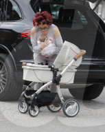 PEOPLE - Amy Childs mit Baby Polly und Lockenwicklern auf dem Kopf unterwegs in Essex