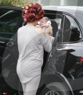 PEOPLE - Amy Childs mit Baby Polly und Lockenwicklern auf dem Kopf unterwegs in Essex