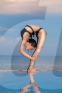 FEATURE - Mehr Akrobatik als Yoga