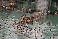 FEATURE - Entenfangen in China