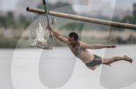 FEATURE - Entenfangen in China