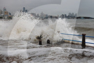 NEWS - China: Meterhohe Wellen am Quai in Qingdao