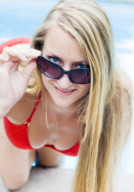 Sexy Blondine am Pool mit Sonnenbrille - sexy woman in bikini with sunglasses