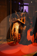 PEOPLE - Stolperfalle mit Chäferfest bei Winnie Harlow an der Glamour Award Party
