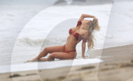 PEOPLE - Amy Lee Summers räkelt sich für 138 Water in Malibu