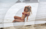 PEOPLE - Amy Lee Summers räkelt sich für 138 Water in Malibu