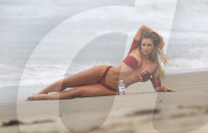 PEOPLE - Amy Lee Summers räkelt sich für 138 Water in Malibu