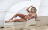PEOPLE - Amy Lee Summers räkelt sich für 138 Water in Malibu