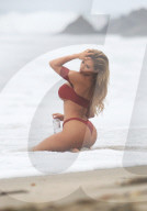 PEOPLE - Amy Lee Summers räkelt sich für 138 Water in Malibu