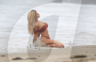PEOPLE - Amy Lee Summers räkelt sich für 138 Water in Malibu