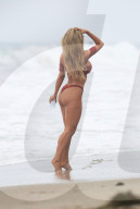 PEOPLE - Amy Lee Summers räkelt sich für 138 Water in Malibu