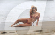 PEOPLE - Amy Lee Summers räkelt sich für 138 Water in Malibu