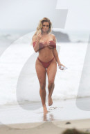 PEOPLE - Amy Lee Summers räkelt sich für 138 Water in Malibu
