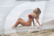 PEOPLE - Amy Lee Summers räkelt sich für 138 Water in Malibu