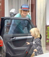 PEOPLE - Owen Wilson spielt Verstecken mit seinem kleinen Sohn und den Fotografen